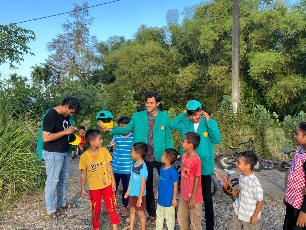 Aktivitas keseharian anak-anak di gampong Jurong Pande.